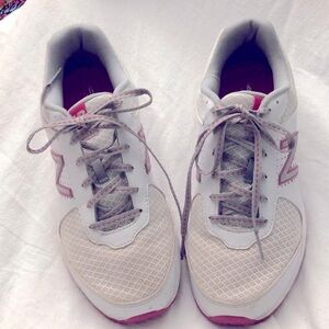 New Balance 411 walking Sneaker women’s Size 8.5 B